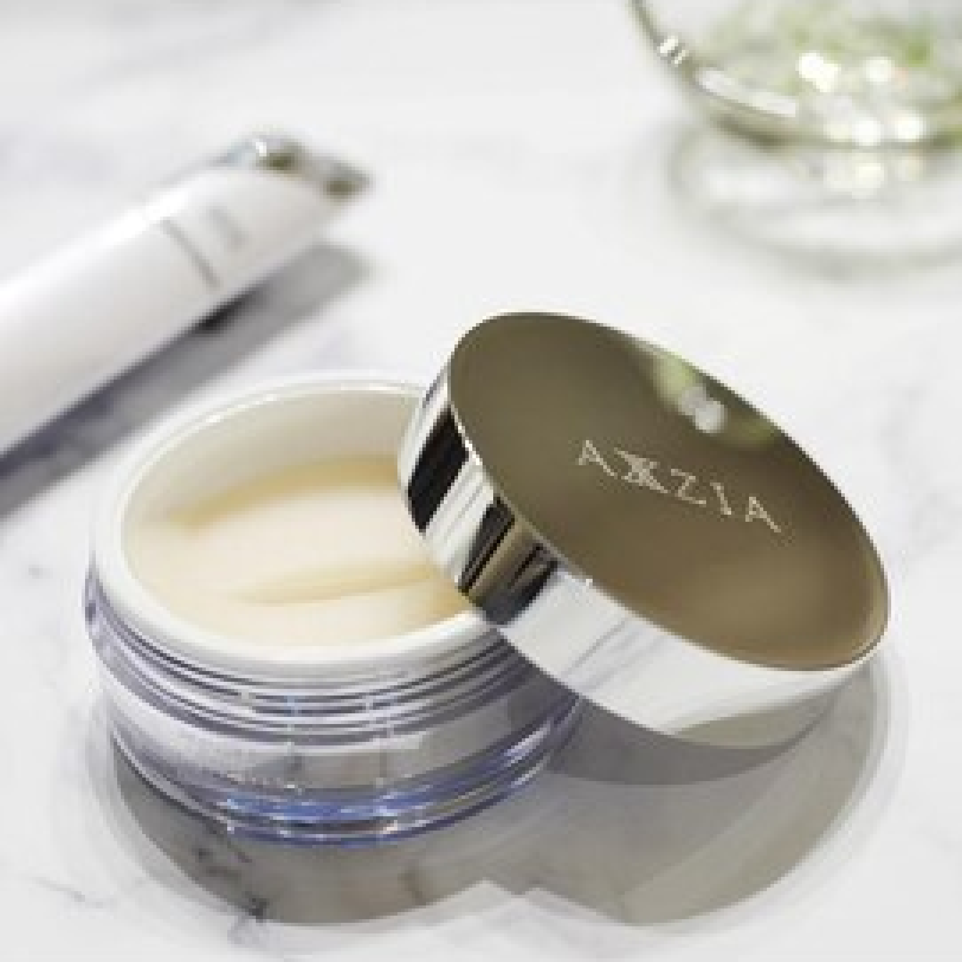 ワックス後のお肌にたっぷり潤い◎眉WAX＋美眉スタイリング＋保湿ケア¥4,500